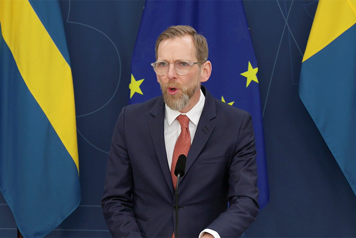 Foto på Jakob Forssmed på pressträff.